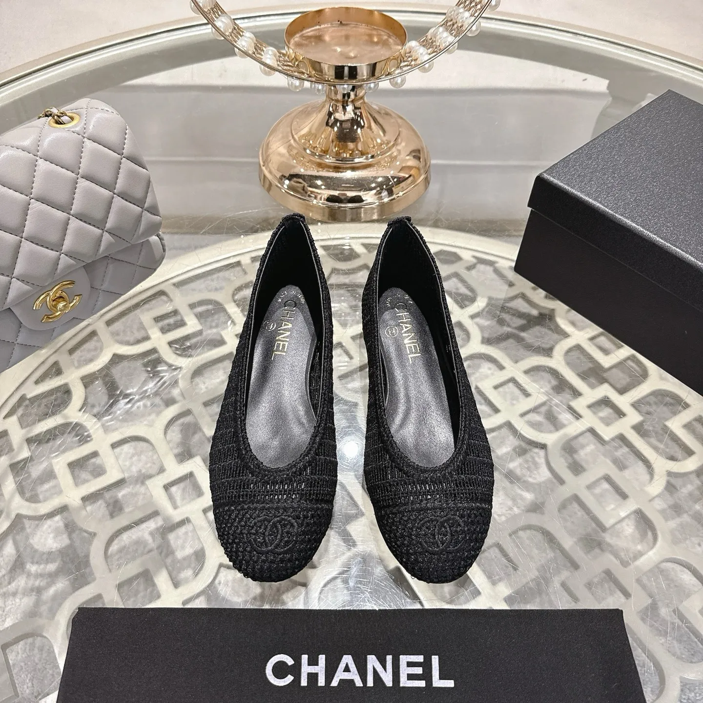 💕💕Factory direct selling price p540💕💕 Chanel 25SS finally releases woven ballet shoes‼ ️ Shoes worthy of their own article, I have to say that they are finally waiting for you! So elegant and chill. Wear it in the summer to enjoy the breeze and walk on the street. Round square toe design. Cute and cute~ The appearance is super online. When you wear it, you will feel like a wealthy daughter. I thought it was good-looking. Only when I put it on my feet do I know how easy it is to wear~ Upper: Exclusive custom-made mesh (comfortable and breathable) Foot pad: Sheepskin Outsole: Genuine leather sole imported from Italy Size: 35-39 (customized at 40.41.42)
